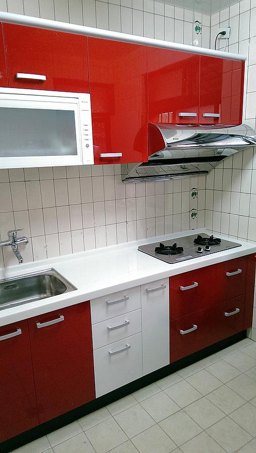 一字型廚具-紅白配色鏡面系統廚具櫃