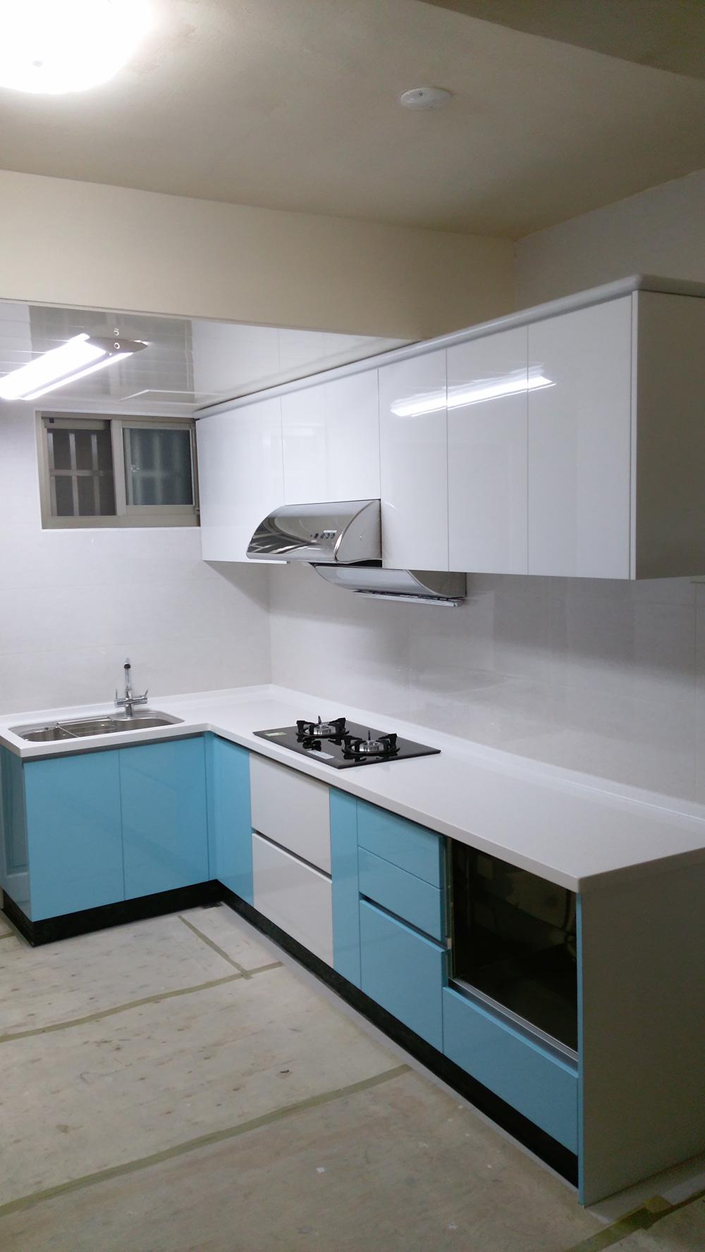 L型廚具櫃-青白亮色系統廚具櫃